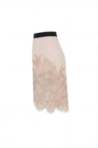 Fitted beige mini skirt adorned with lace Parisienne