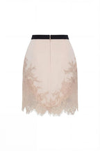 Fitted beige mini skirt adorned with lace Parisienne