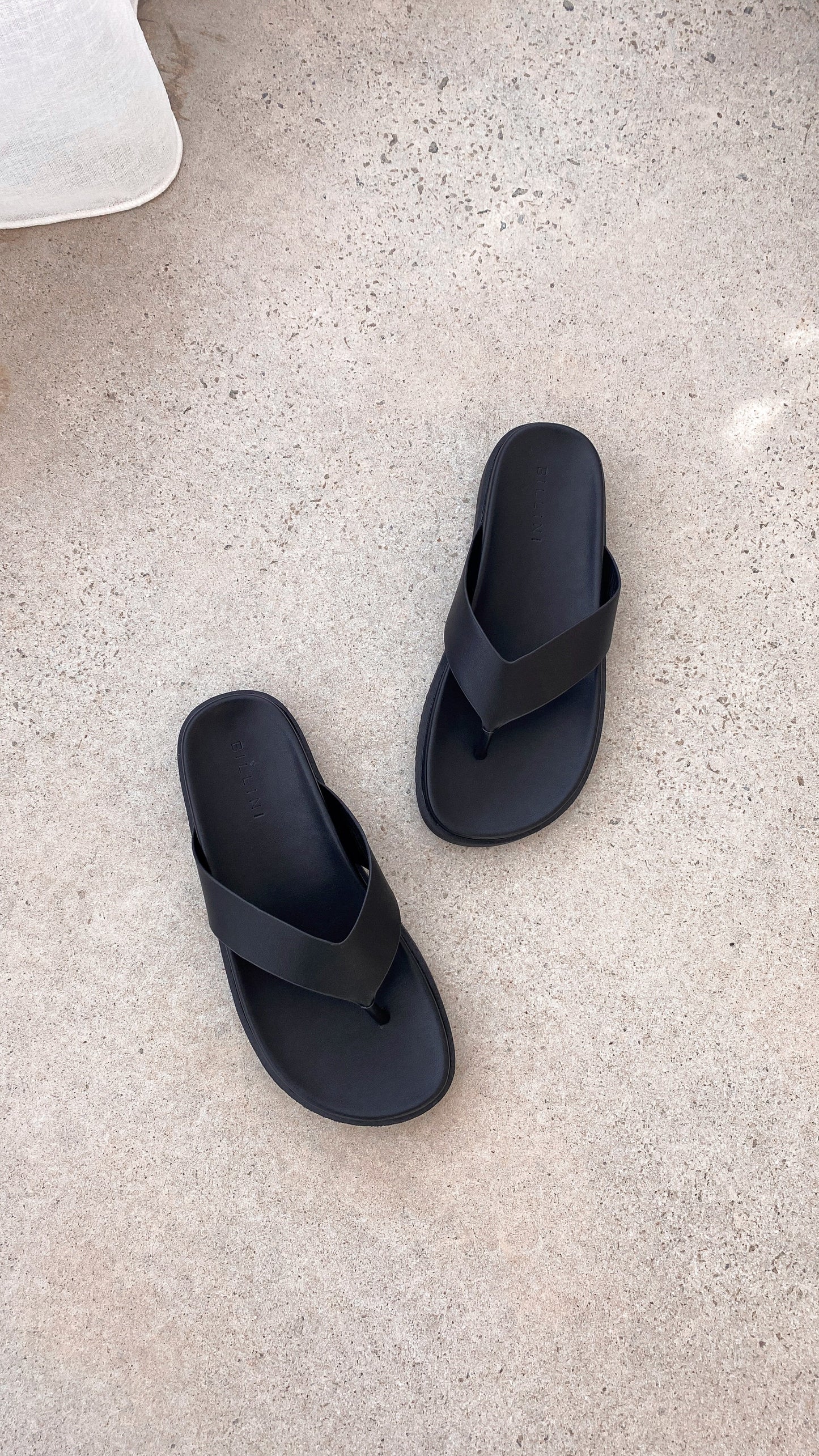 Aila Thong Black